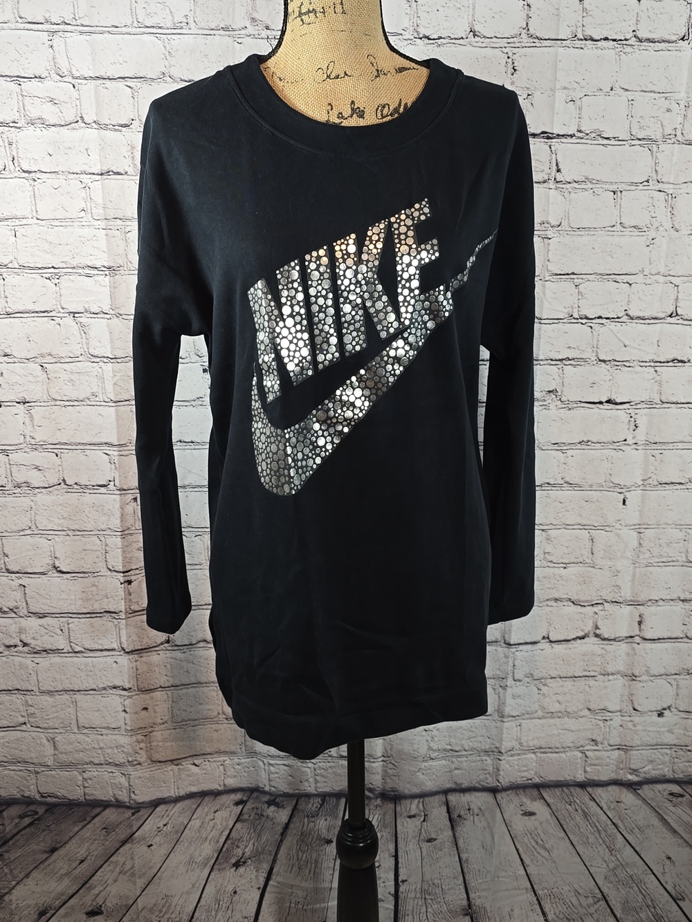 Nike Black 3/4 Sleeve Shirt with Silver Mosaic Swoosh Size M EUC